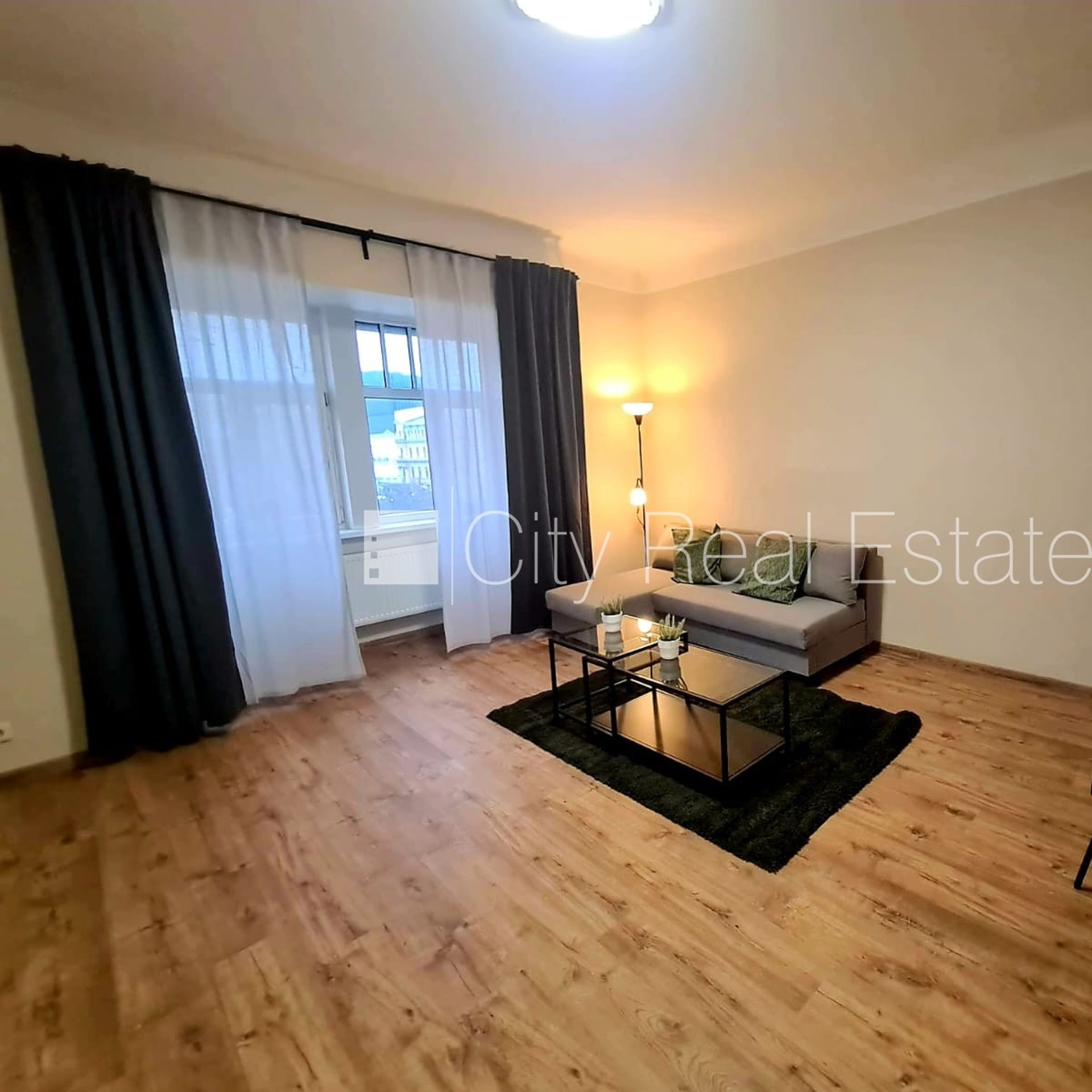 3 istabu dzīvoklis Rīga, Centrs, 80 m², izīrē, Foto 1 no 10