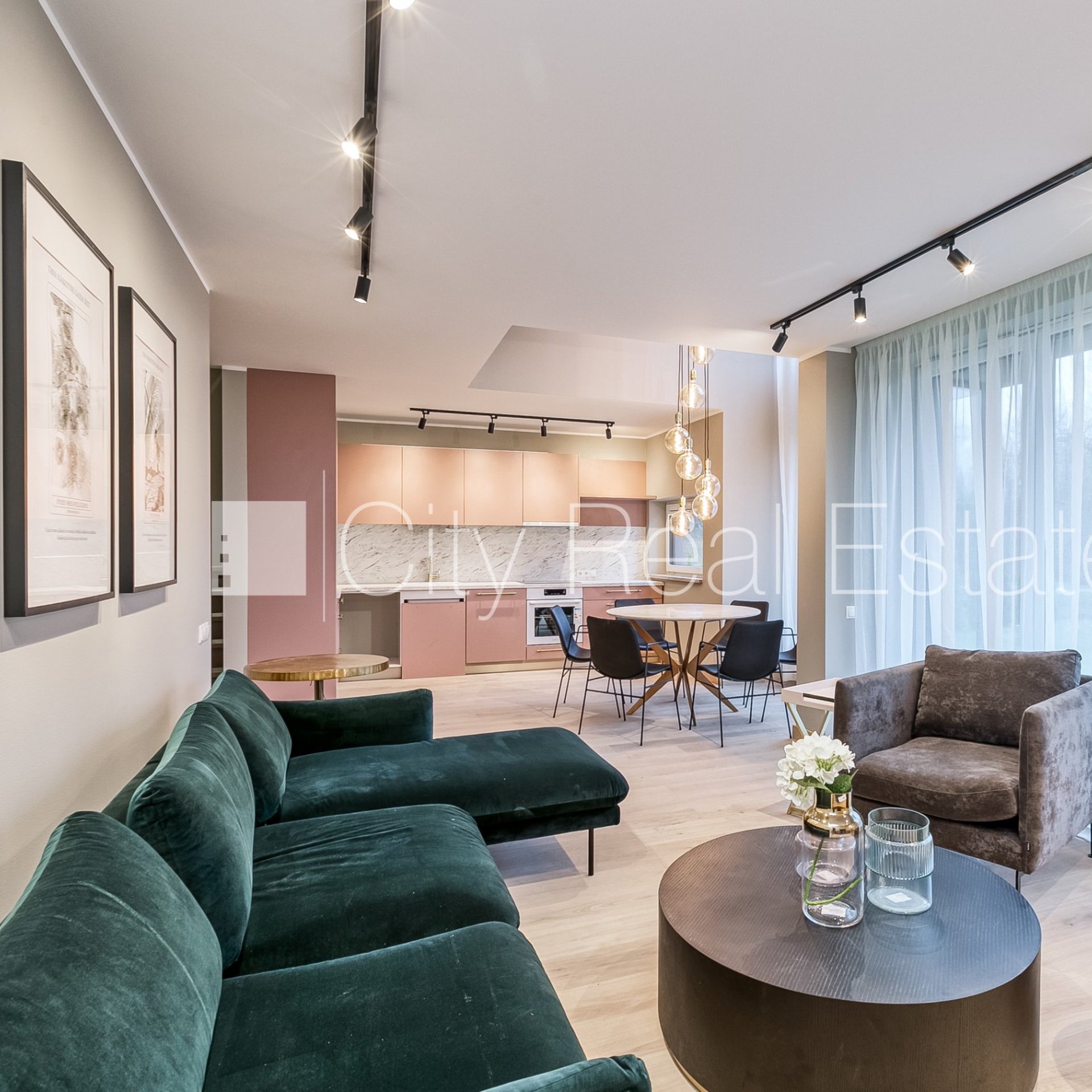 Māja Rīga, Imanta, 288 m², izīrē, Foto 1 no 10