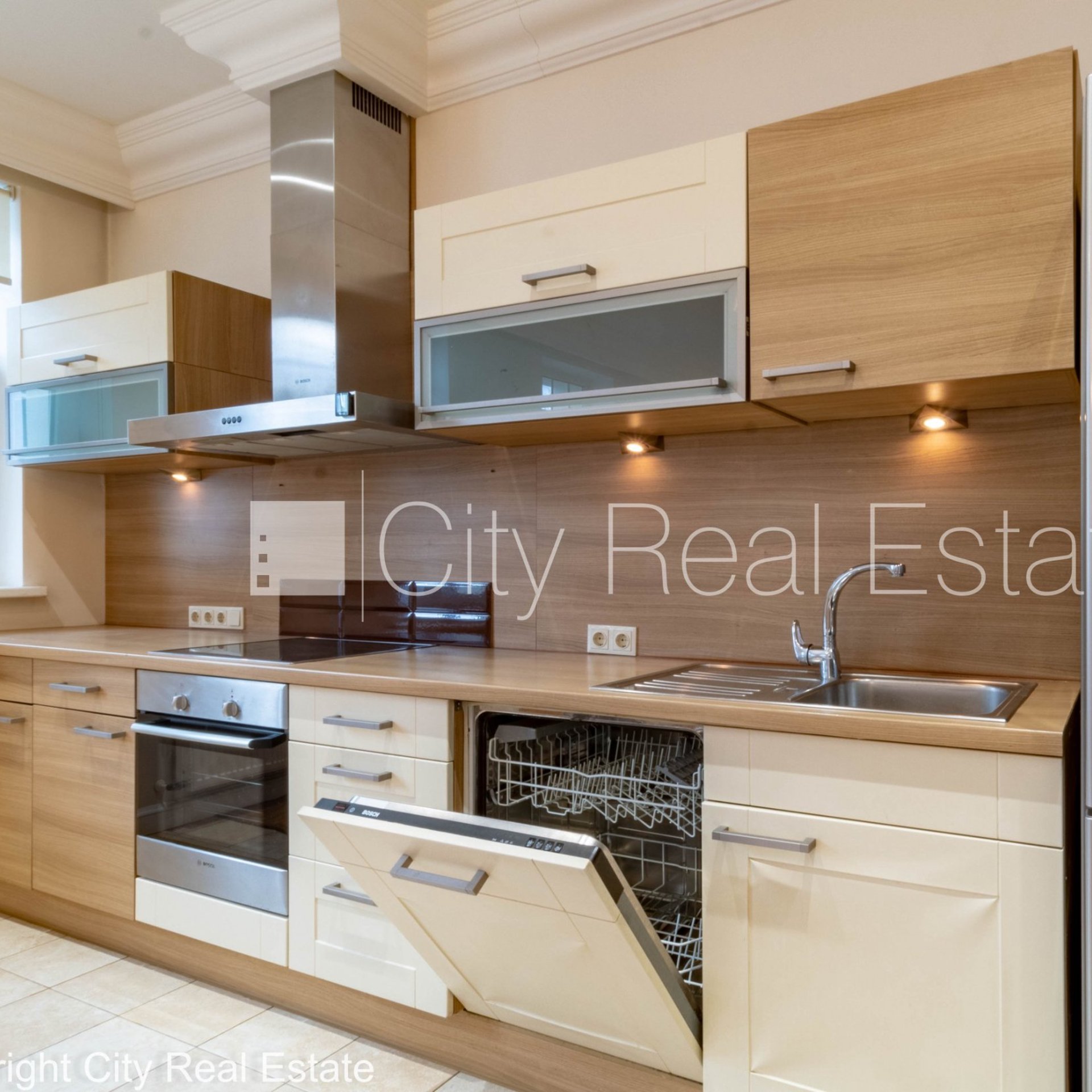 5 istabu dzīvoklis Rīga, Centrs, 200 m², izīrē, Foto 4 no 10