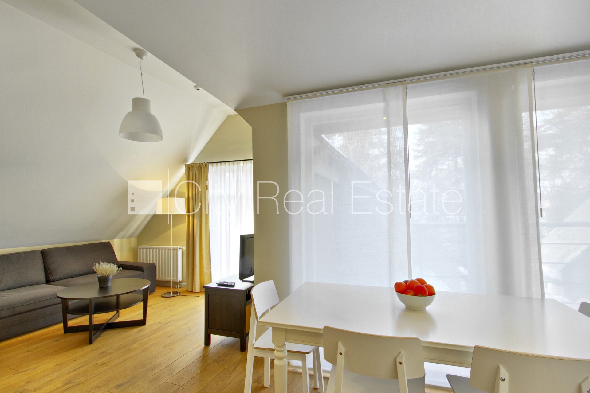 3 istabu dzīvoklis Jūrmala, Dzintari, 86 m², izīrē, Foto 2 no 10