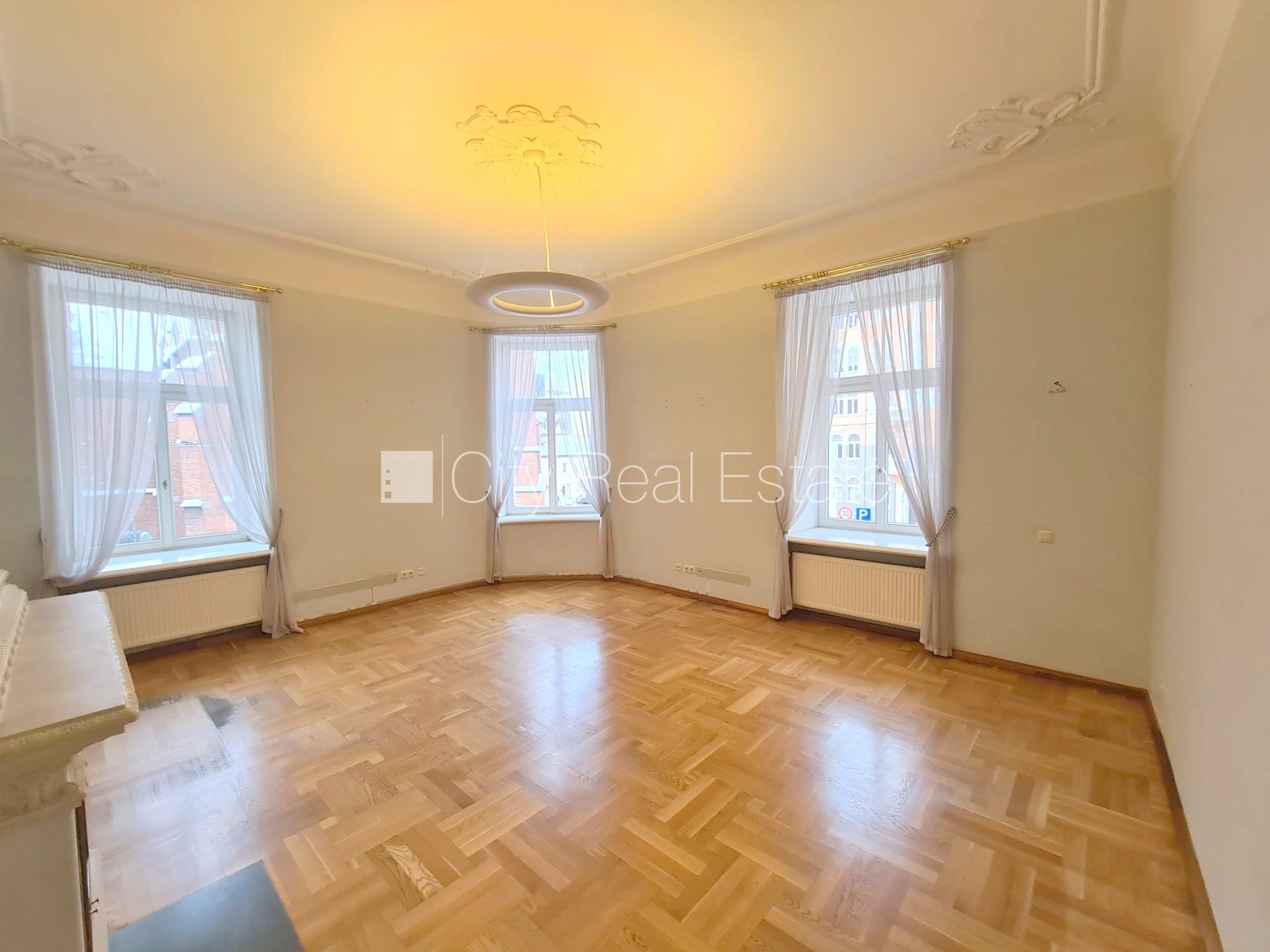 4-комнатная квартира в Рига, Центр, 130 м², аренда, Фото 1 из 10