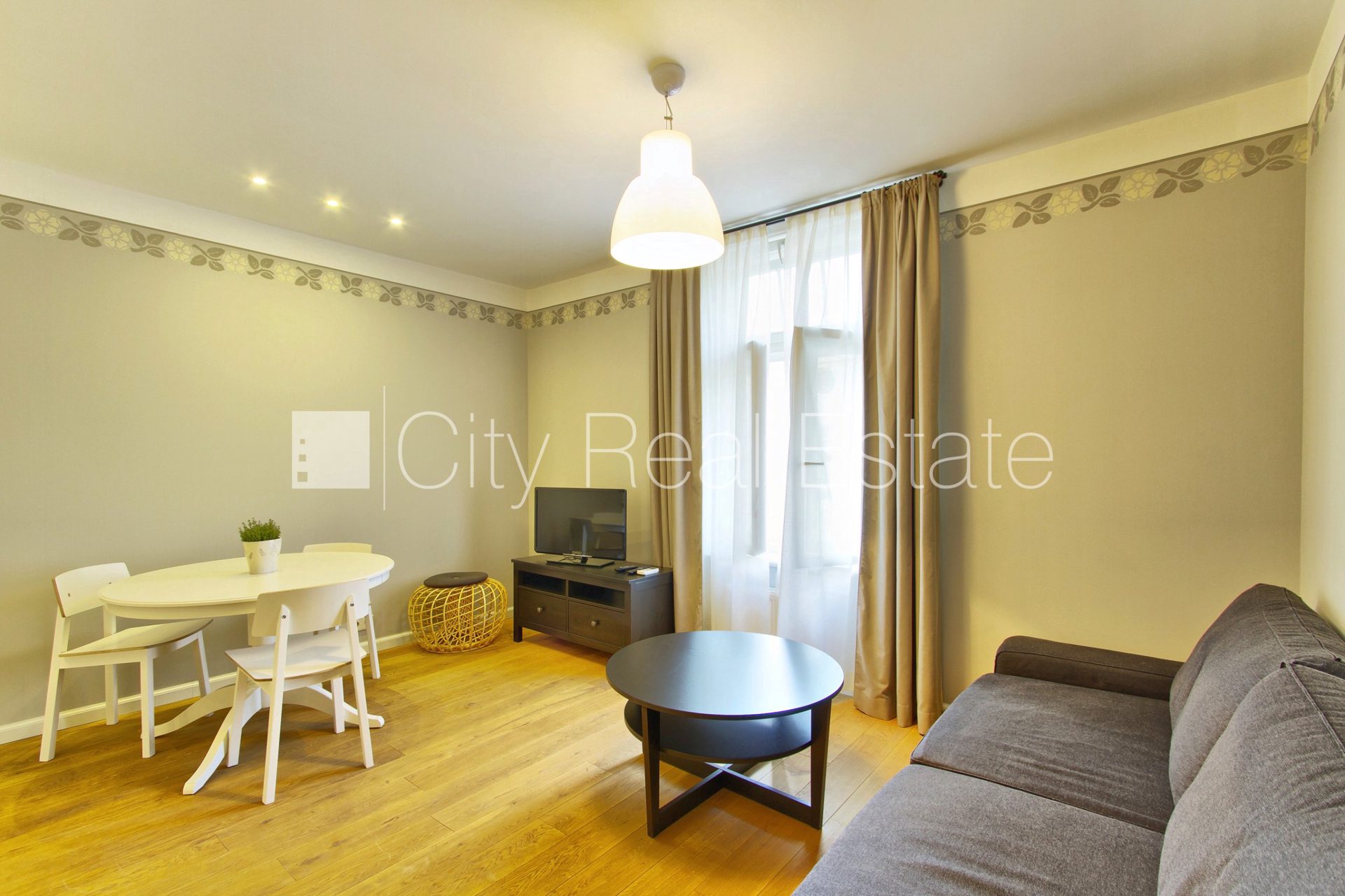 2-комнатная квартира в Юрмала, Дзинтари, 57 м², аренда, Фото 1 из 7