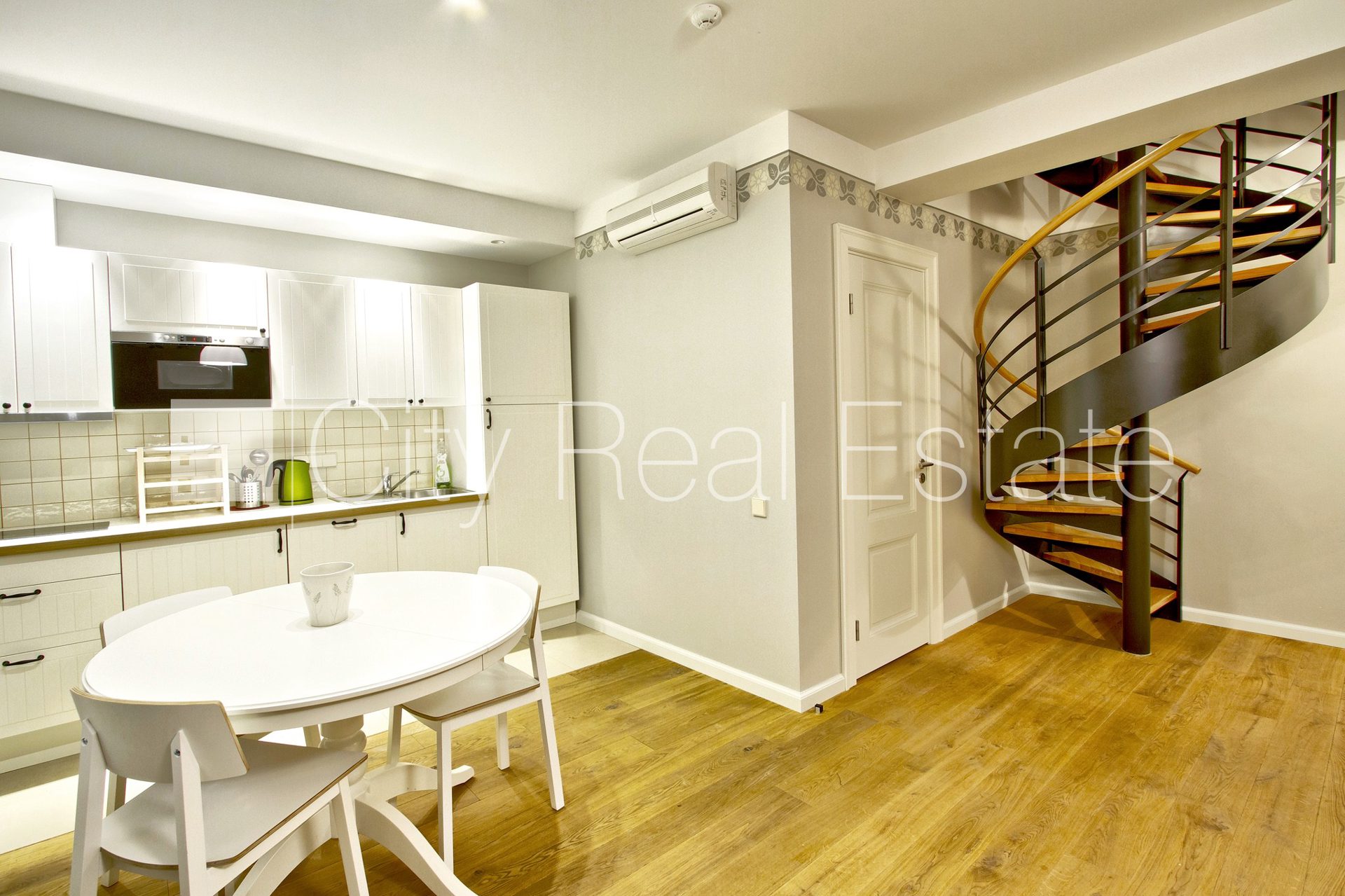 2 istabu dzīvoklis Jūrmala, Dzintari, 67 m², izīrē, Foto 1 no 4